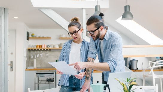 Junges Paar im Gespräch